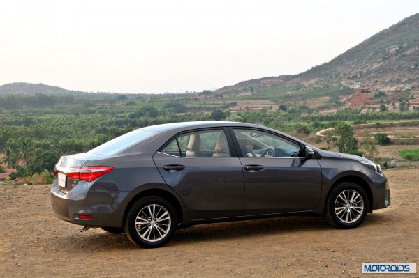 New 2014 toyota Corolla Altis India (1)