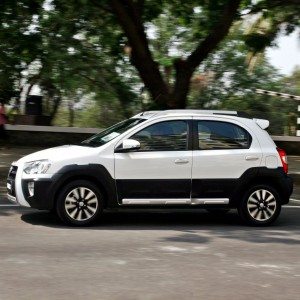 Toyota Etios Cross exterior action