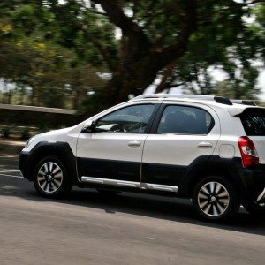 Toyota Etios Cross exterior action