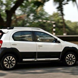 Toyota Etios Cross exterior action