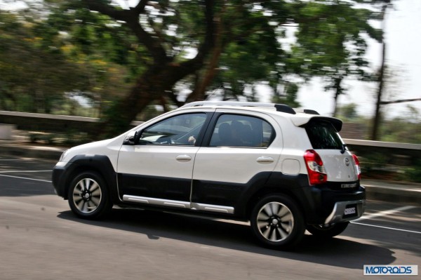 Toyota Etios Cross exterior action (5)