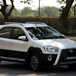 Toyota Etios Cross exterior action