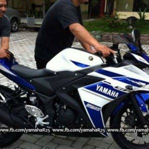 yamaha yzf r features images