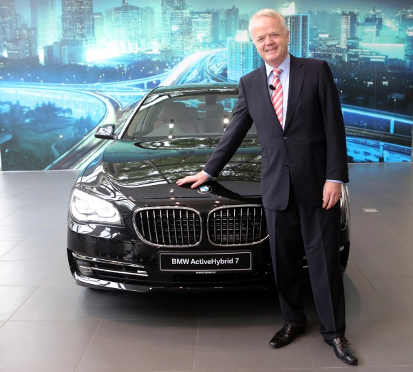 04a Mr. Philipp von Sahr, President, BMW Group India with the all-new BMW ActiveHybrid 7