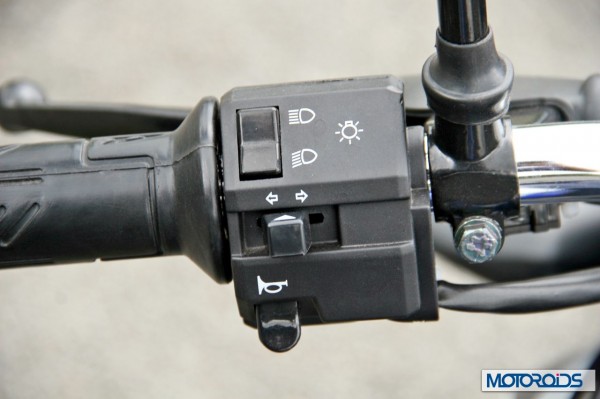 2014 Bajaj Dscover switchgear (2)