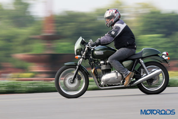 2014 Triumph Thruxton in Action (2)