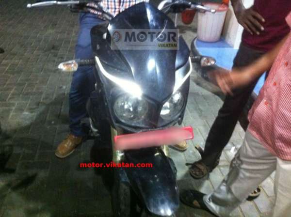 Mahindra Mojo's Console Spy Shot Headlights