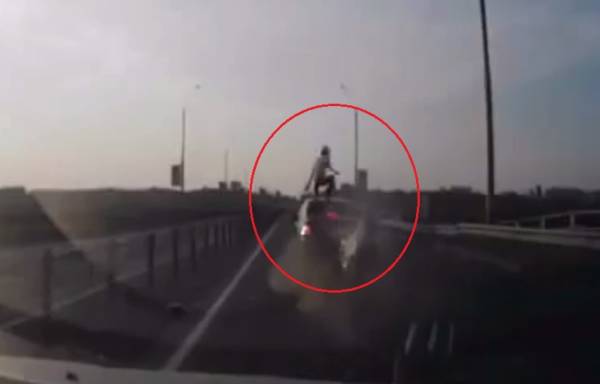 Motorcyclist-Survives-Crash-Russia