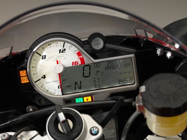 2015-BMW-S-1000-RR-Official-Images (19)