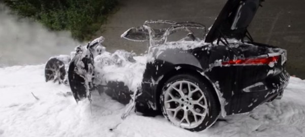 Jaguar-F-Type-Catches-fire-in-Germany