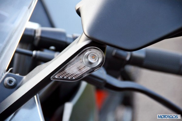 KTM-RC390-Review-Mirror-Integrated-Turn-Indicator