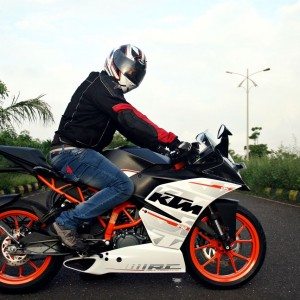 KTM RC Review Riding Stance