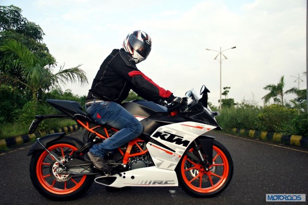 KTM-RC390-Review-Riding-Stance (2)