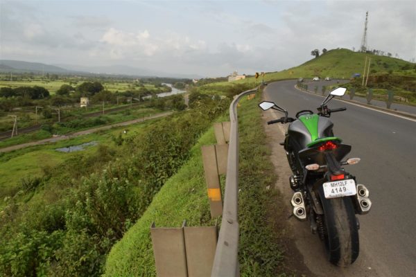 Kawasaki Z1000 highway cruising