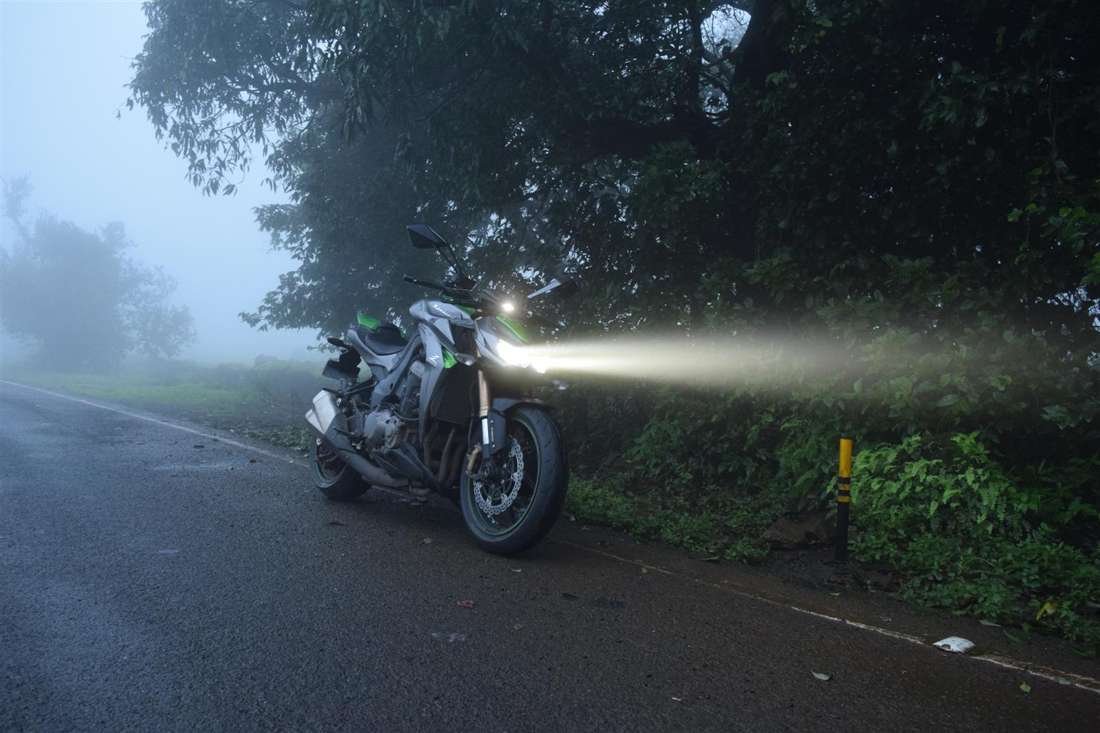 Kawasaki Z1000 powerful lights