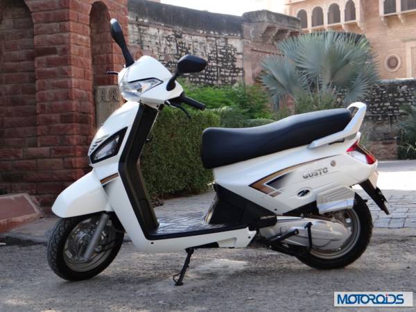 Mahindra Gusto Scooter White (1)