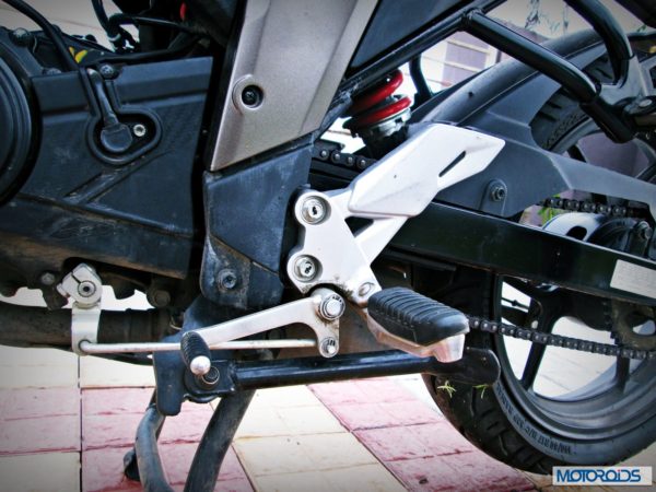 Suzuki-Gixxer-155-Review-Gear-Lever-Rider-Footrest