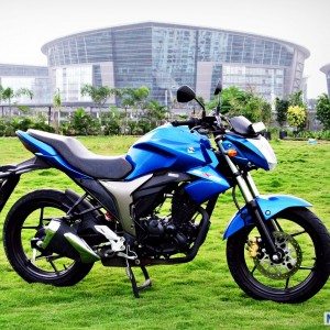 Suzuki Gixxer  Review Image Right Side View