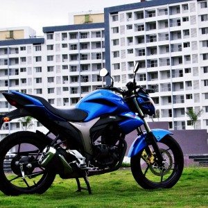 Suzuki Gixxer  Review Image Right Side View