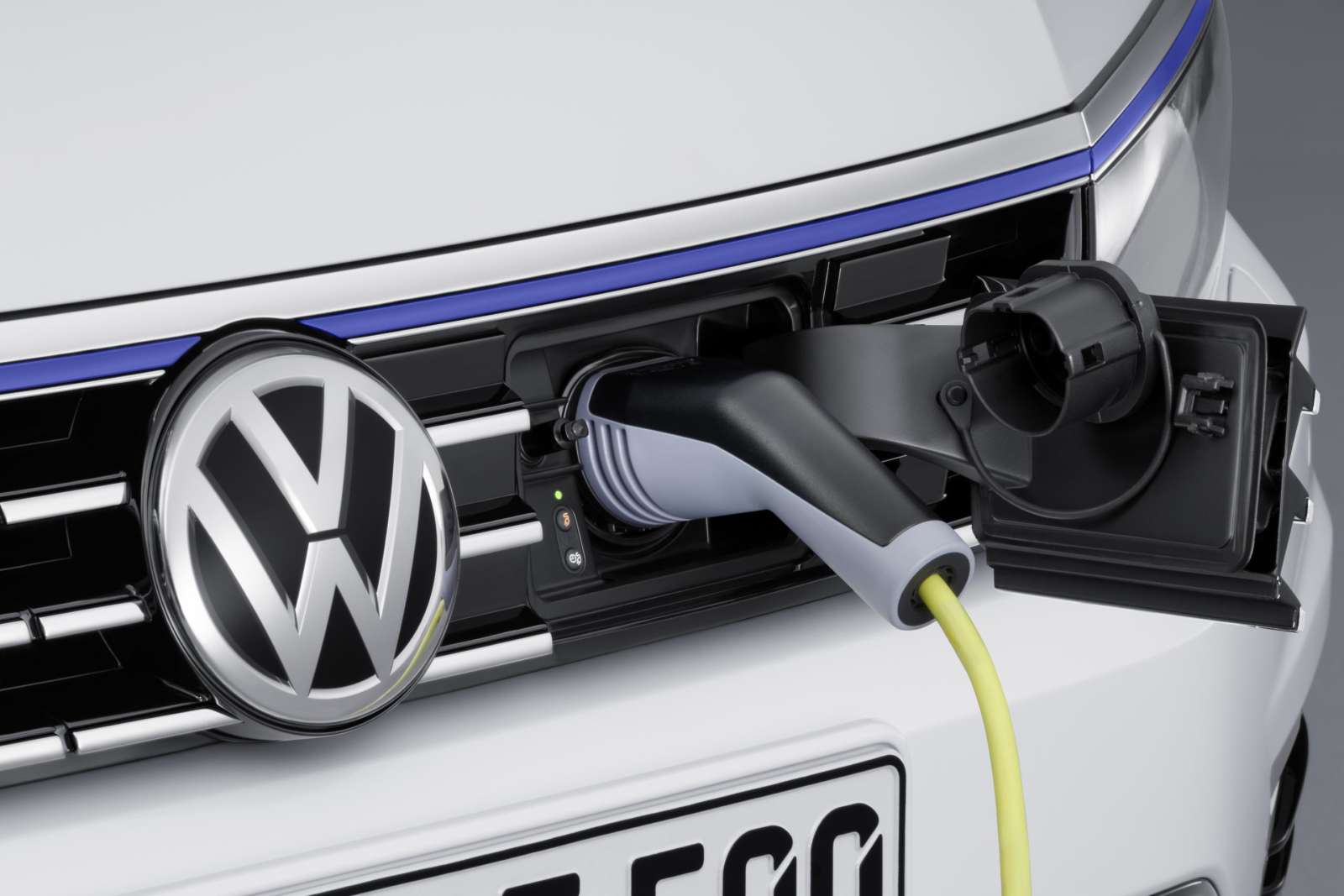 Volkswagen-Passat-GTE-Official-Image-9