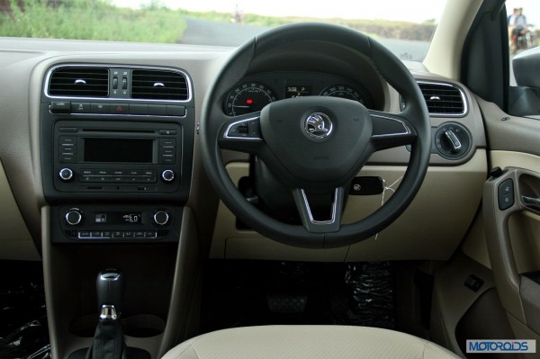 new 2014 skoda rapid dashboard (1)