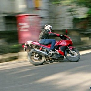 Hero MotoCorp Karizma ZMR Review Action Shots