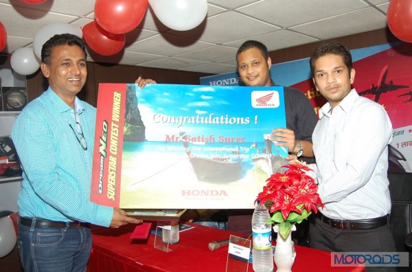 Honda officials gratifying the winners_2