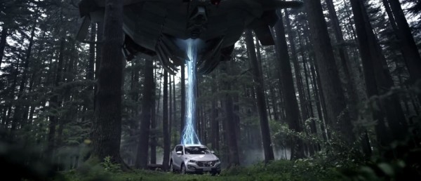 Hyundai-Santa-Fe-Catches-Aliens-1