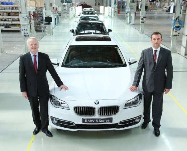 Mr.-Philipp-von-Sahr-President-BMW-Group-India-with-Mr.-Robert-Frittrang-MD-BMW-Plant-Chennai-with-the-40000th-locally-produced-car