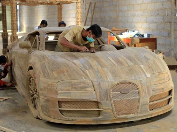 Wooden Bugatti Veyron chariot