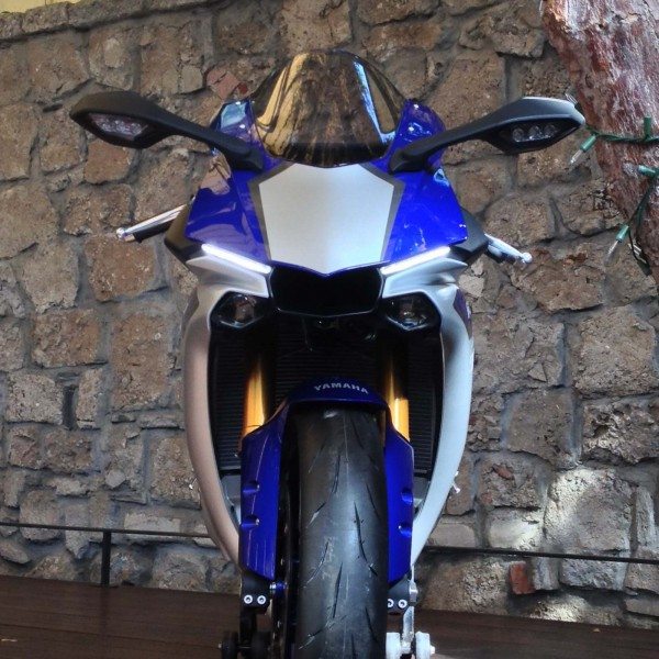 2015-Yamaha-YZF-R1-1
