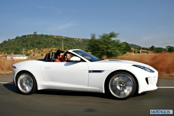 Jaguar F-Type V8 S Convertible engine (2)