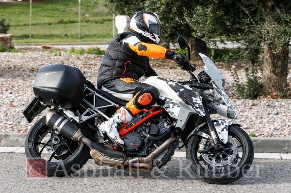 KTM-1290-SMT-Spied-3