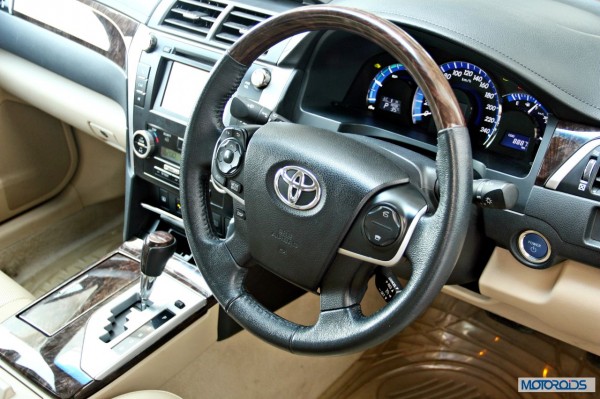 Toyota Camry Hybrid dashboard (1)