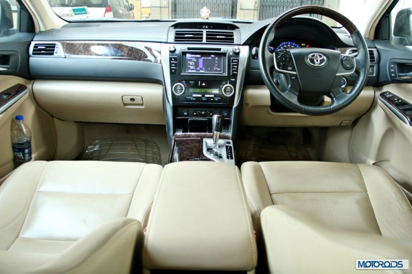 Toyota Camry Hybrid dashboard (2)