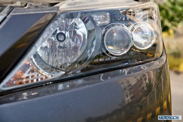 Toyota Camry Hybrid head-lamp (1)