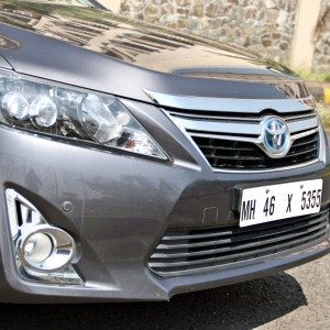 Toyota Camry Hybrid head lamp