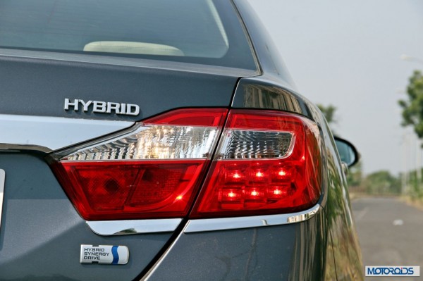 Toyota Camry Hybrid tail-lamp (2)