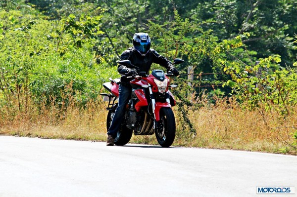 benelli-bn600i-cornering-right1086