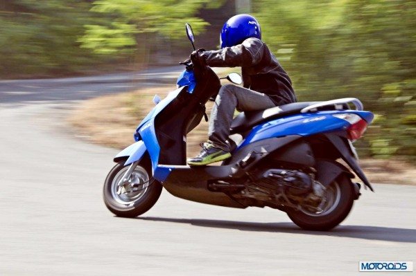 suzuki-lets-blue-cornering