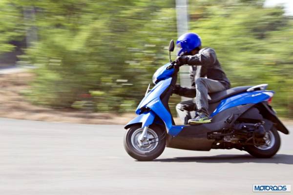 suzuki-lets-side-cornering