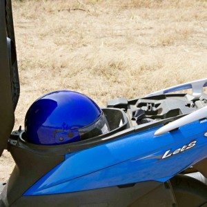 suzuki lets underseat helmet