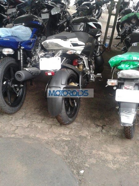 Bajaj-Pulsar-200-NS-Spied-With-New-Tyres-1 (2)