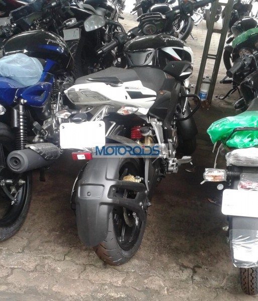 Bajaj-Pulsar-200-NS-Spied-With-New-Tyres-1 (3)