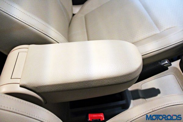 2015 Volkswagen Vento Konekt 1.2 TSI (85) front armrest closed