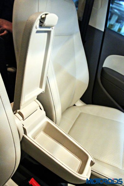 2015 Volkswagen Vento Konekt 1.2 TSI (86)front arm rest