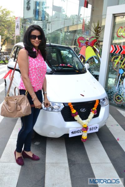 Gul Panag gets Mahindra Reva e2o (2)