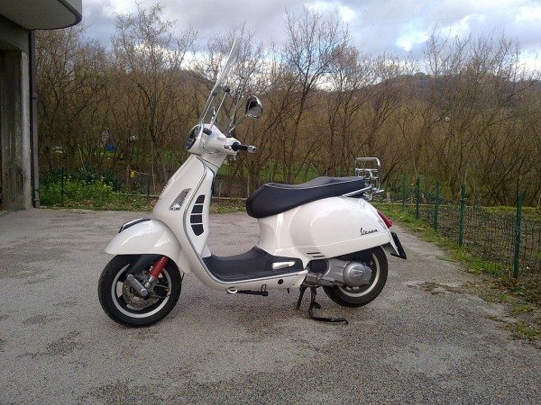 1024px-VespaGTS300lato