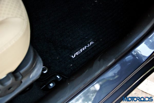 2015 Hyundai Verna 4S (121)scuff plate