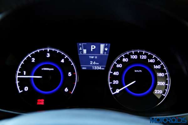 2015 Hyundai Verna 4S (127)instrumentation